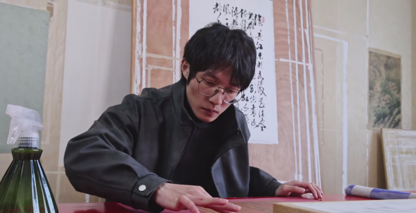 盈亚配资 修复一张“餐巾纸”能赚五位数？他却说时薪不如肯德基.....丨来点财经范儿